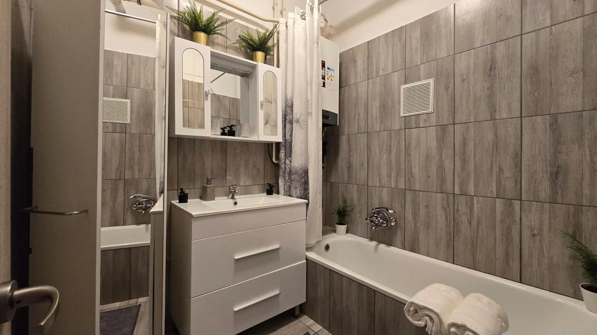 Serenity Family Apartment In Old Buda Near Tram Line Budapest