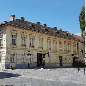 Apartman Stylish Historic Flat For 4 In Heart Of Oldbuda, Budapest