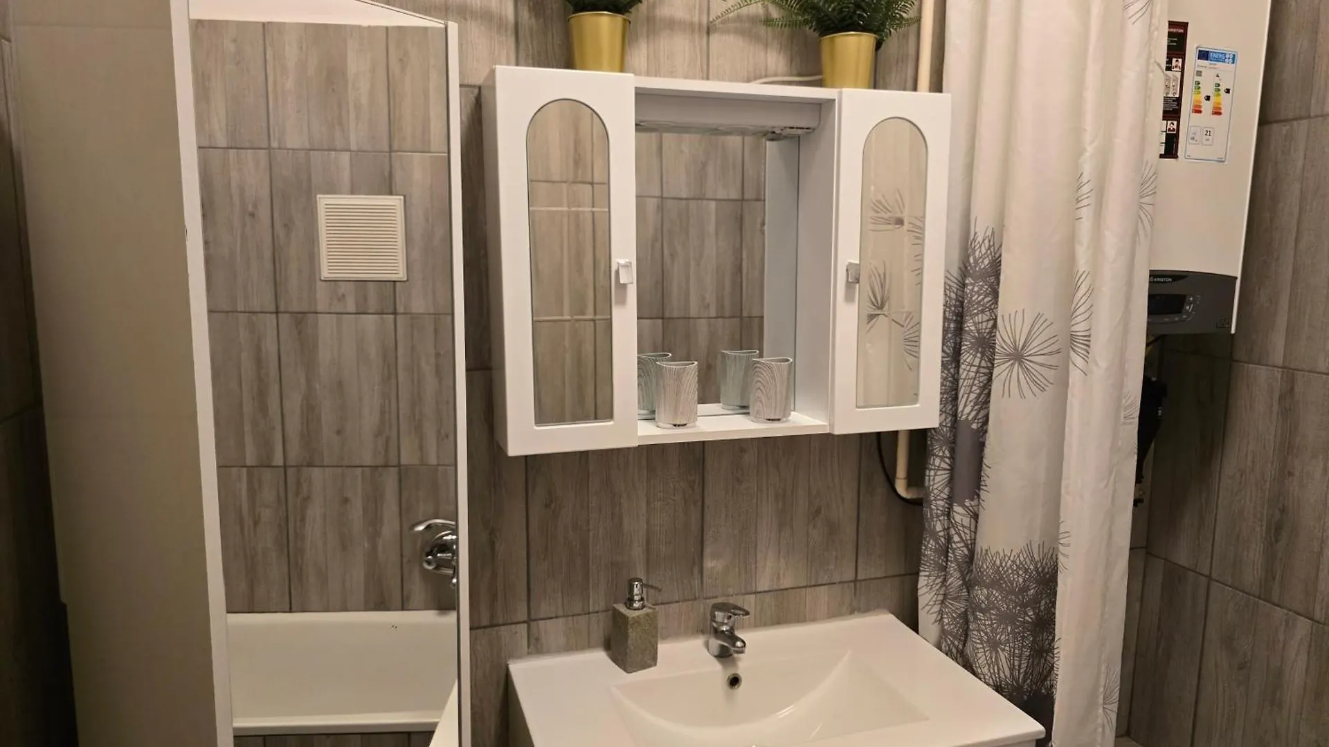 Serenity Family Apartment In Old Buda Near Tram Line Budapest 0*,
